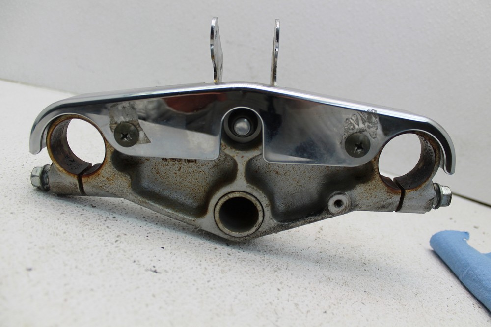 2004 SUZUKI GZ250 (#333) TRIPLE TREE STEERING STEM FORK CLAMP