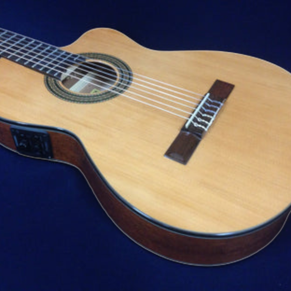 Miguel Rosales C3BCEQSM Thin Body Solid Spruce Top Classical Guitar + bag