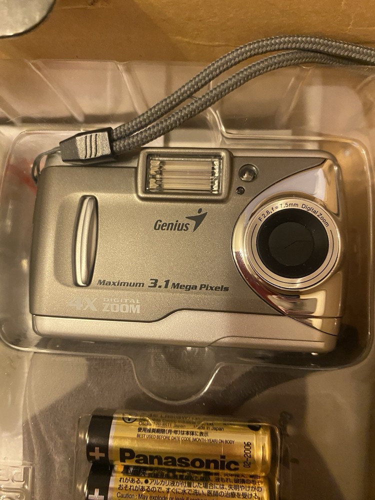 Genius G-shot D211 Digital Camera Boxed Tested Working D