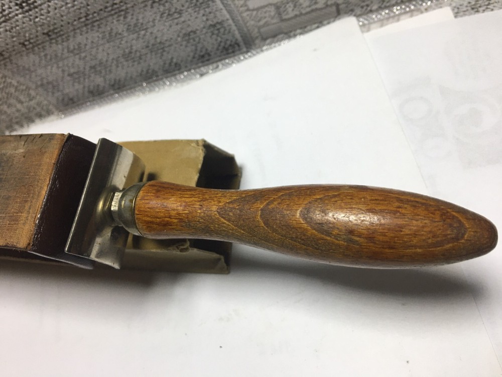 VINTAGE ANTIQUE STRAIGHT RAZOR STRAP LEATHER STRAP BARBER SHARPENER