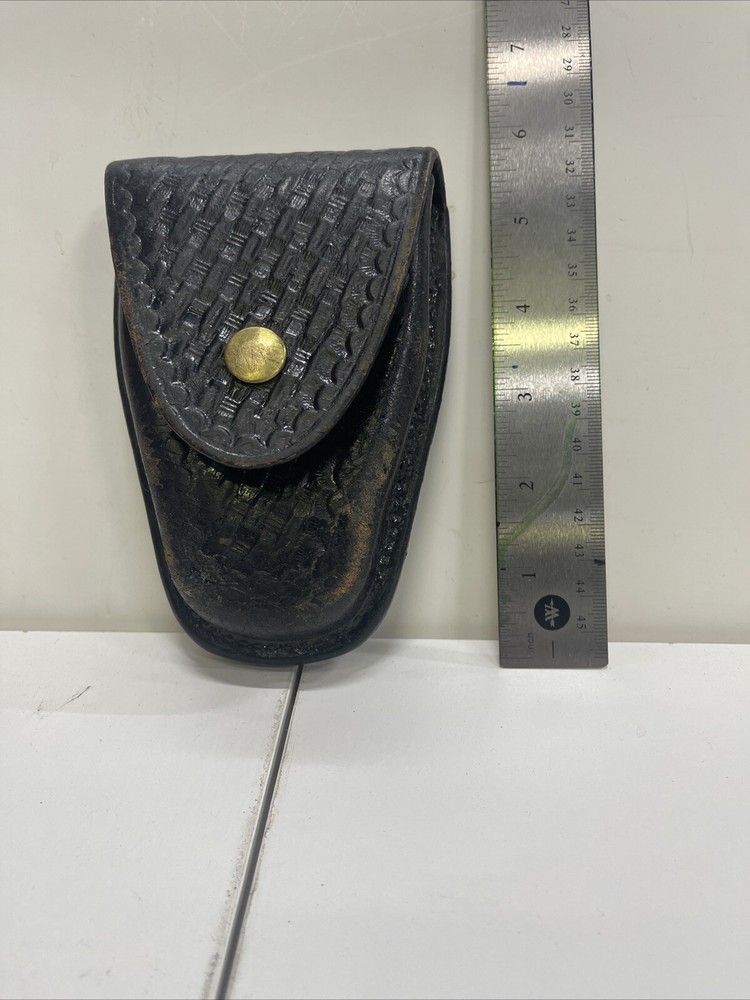 Command Leather Handcuff Case. Model 20032