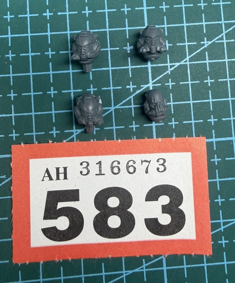4  Space Marine Aggressor Head Helmet Sergeant Character Gravis Heresy 40K Bits