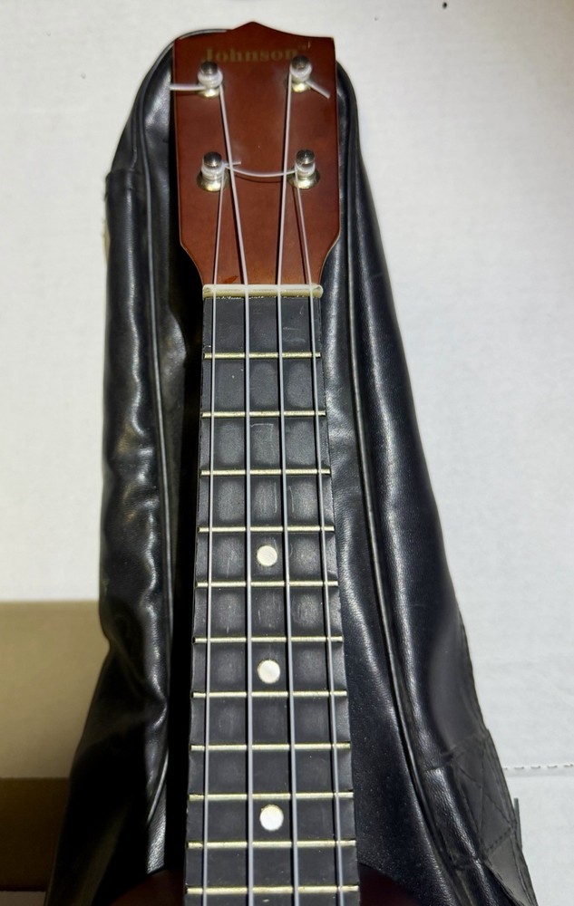johnson traditional ukulele uk100 With Case