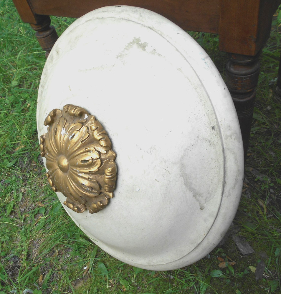 ANTIQUE VICTORIAN HANGING PLASTER CEILING MEDALLION