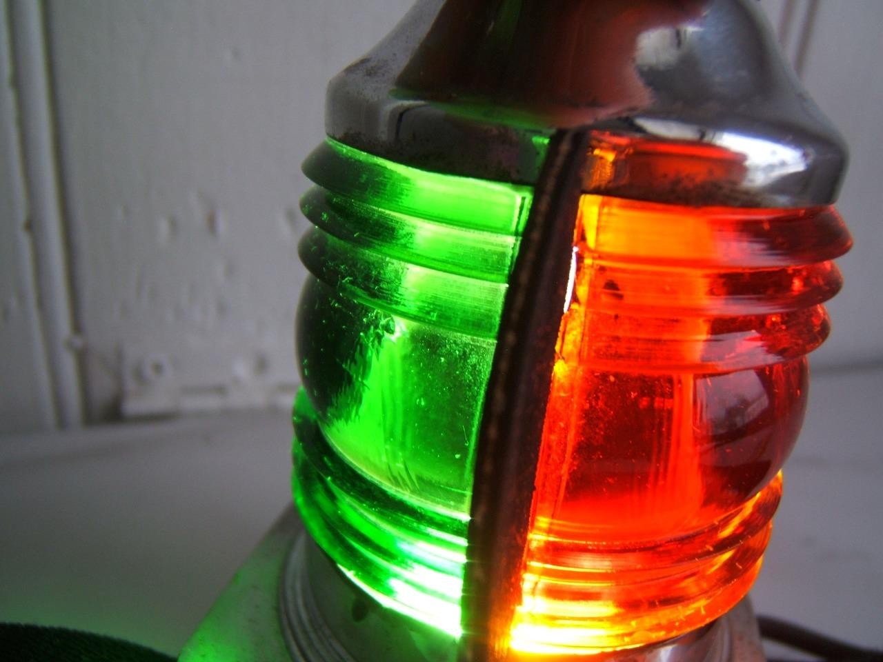 VINTAGE SMALL CHROMED RED & GREEN GLASS BOAT LIGHT NON-WORKING
