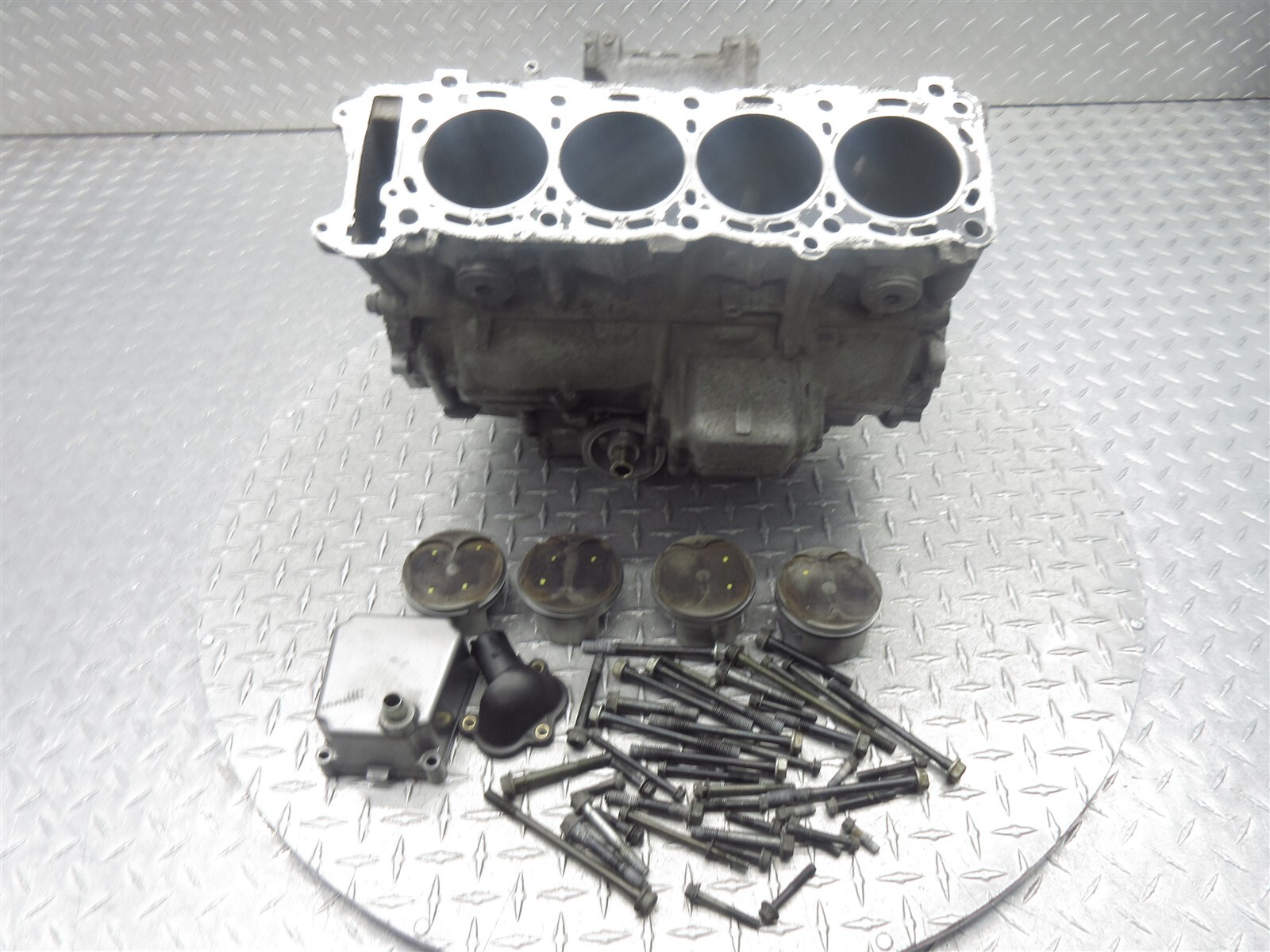 2002 01-02 Suzuki GSXR 1000 GSXR1000 Crankcase Case Engine Motor Block Piston