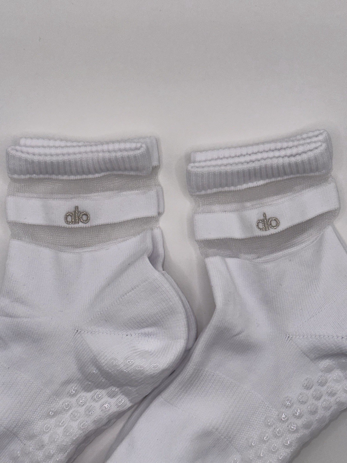 2 Pairs Alo Yoga Pulse Gripper Women's Socks S/M Size 7-10.5 NWOT White