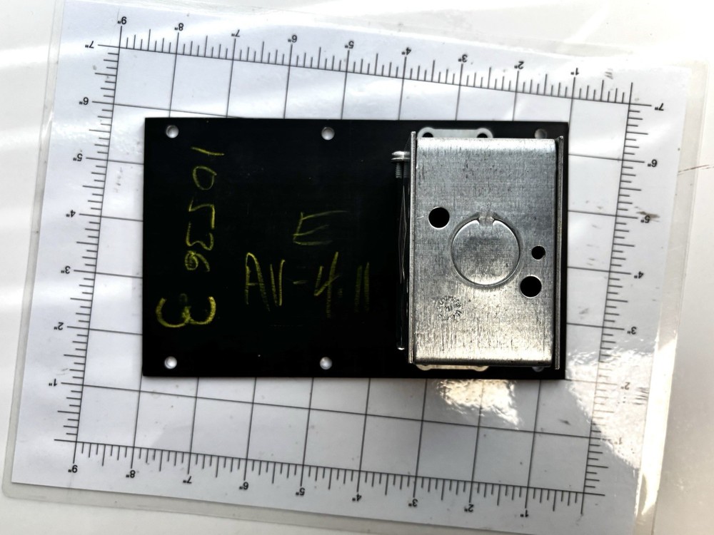 Single outlet box plate