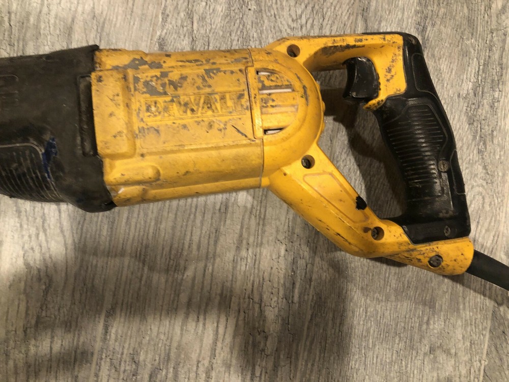 DEWALT DWE305 12-Amp Keyless Variable Speed Corded Reciprocating Saw