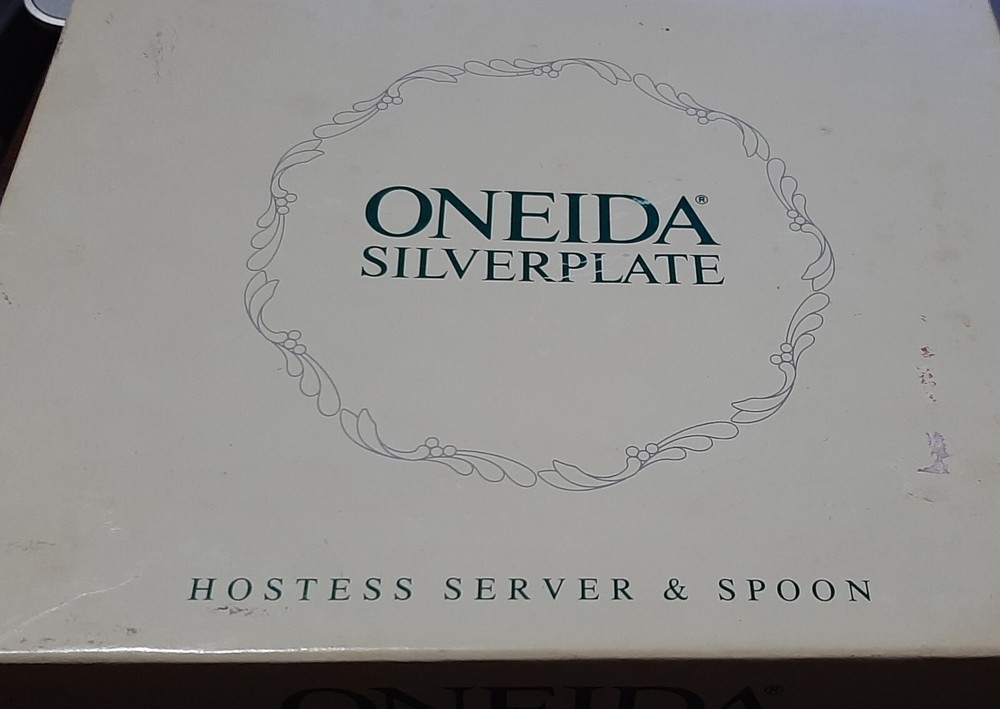 Oneida Silverplate Hostess Server & Spoon in box