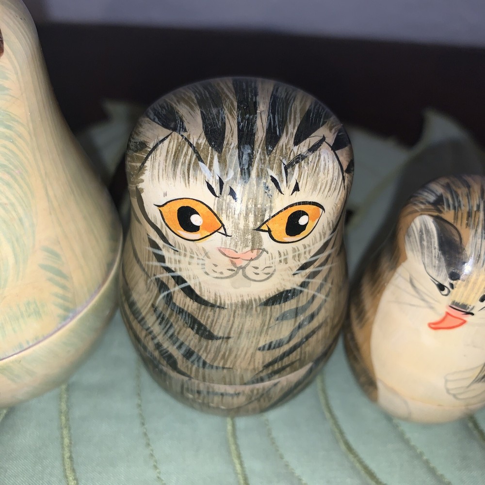 AUTHENTIC MODELS Oriental Stacking 5 Cats Read