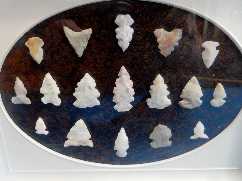 NICE FRAMED ARROWHEAD COLLECTION, 17 SMALL POINTS, UNKNOWN ORIGIN