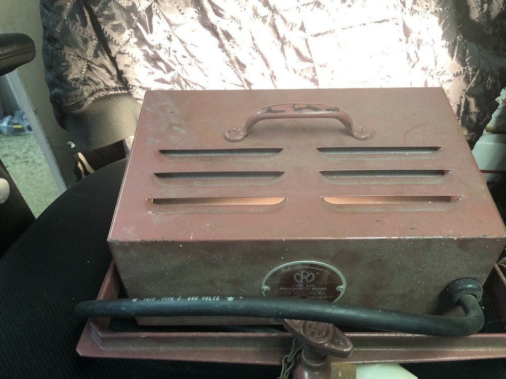 Mole-Richardson TYPE 3211 MOLEQUARTZ BROAD 1000W Reflector Light