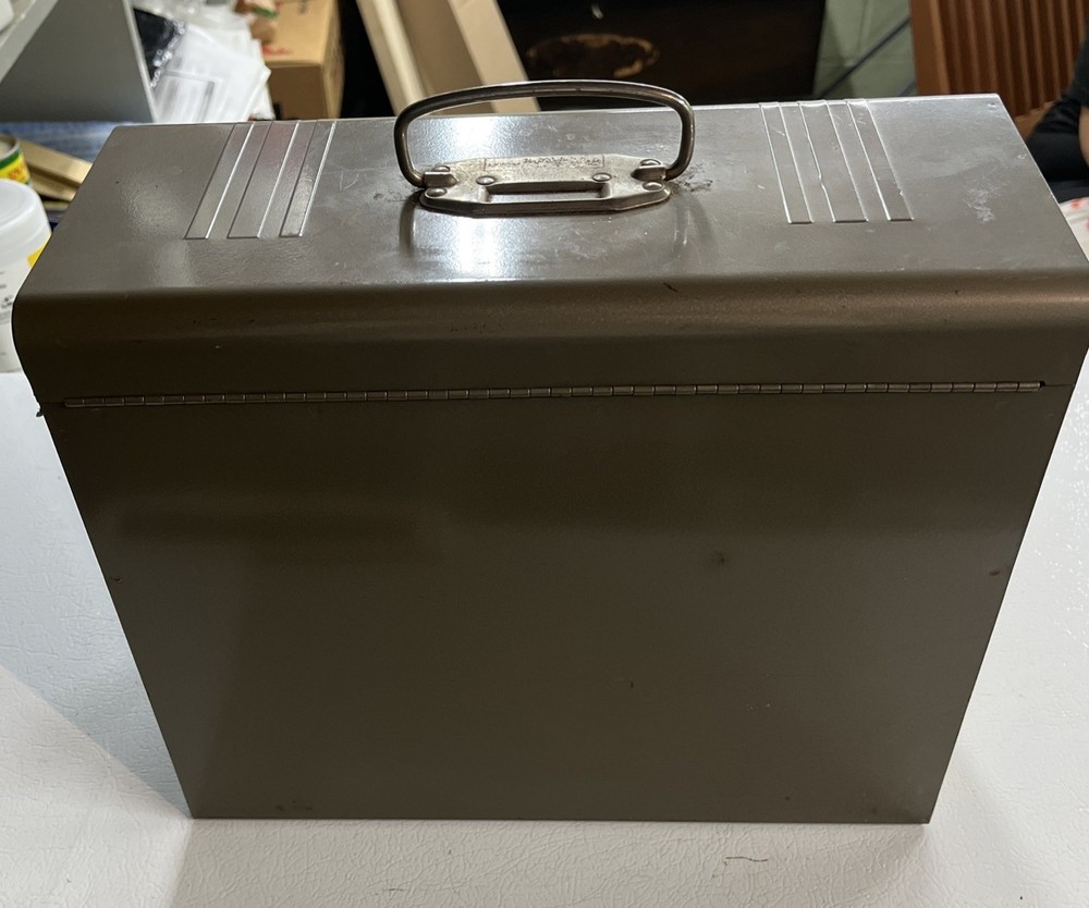 Vintage Lockbox With Handle NICE no key