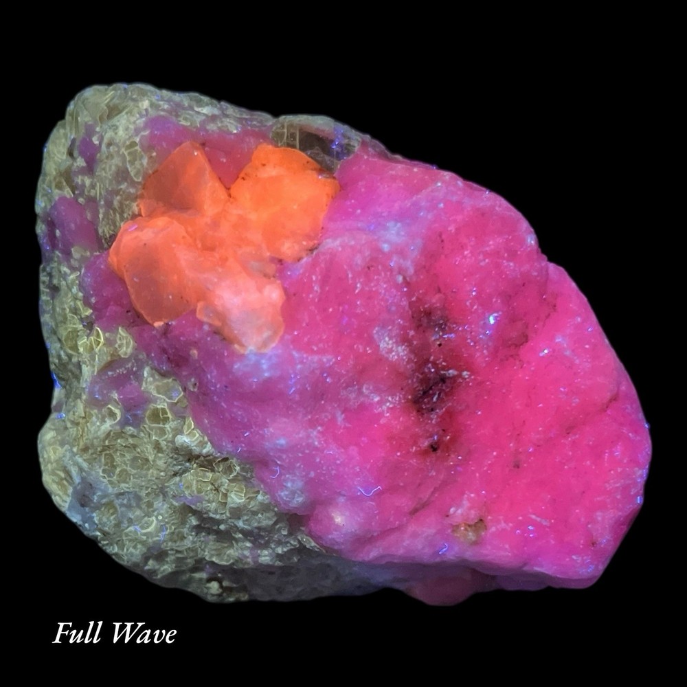 286 Hackmanite with Phlogopite, Fluorapatite and Calcite