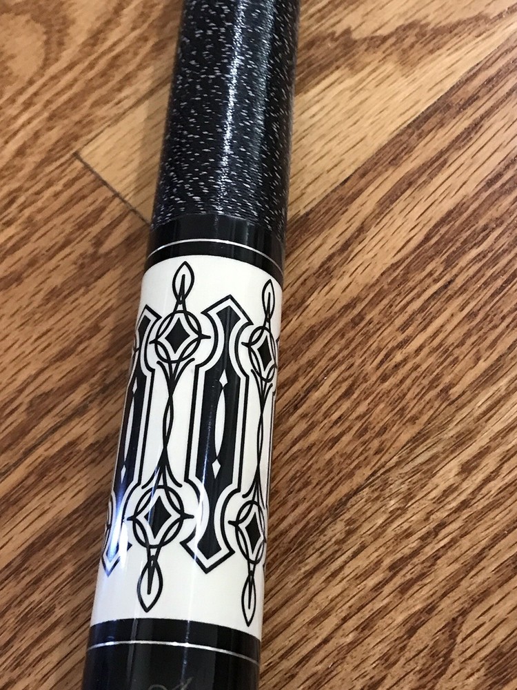 Action Pool Cue And Case ACT71 18 Oz
