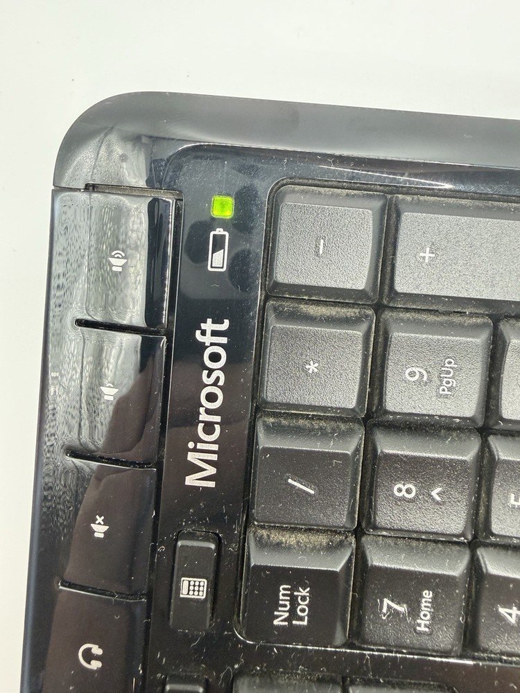 Microsoft 1728 Keyboard & Wireless Mouse 5000 Keyboard Powers On-*Missing Dongle