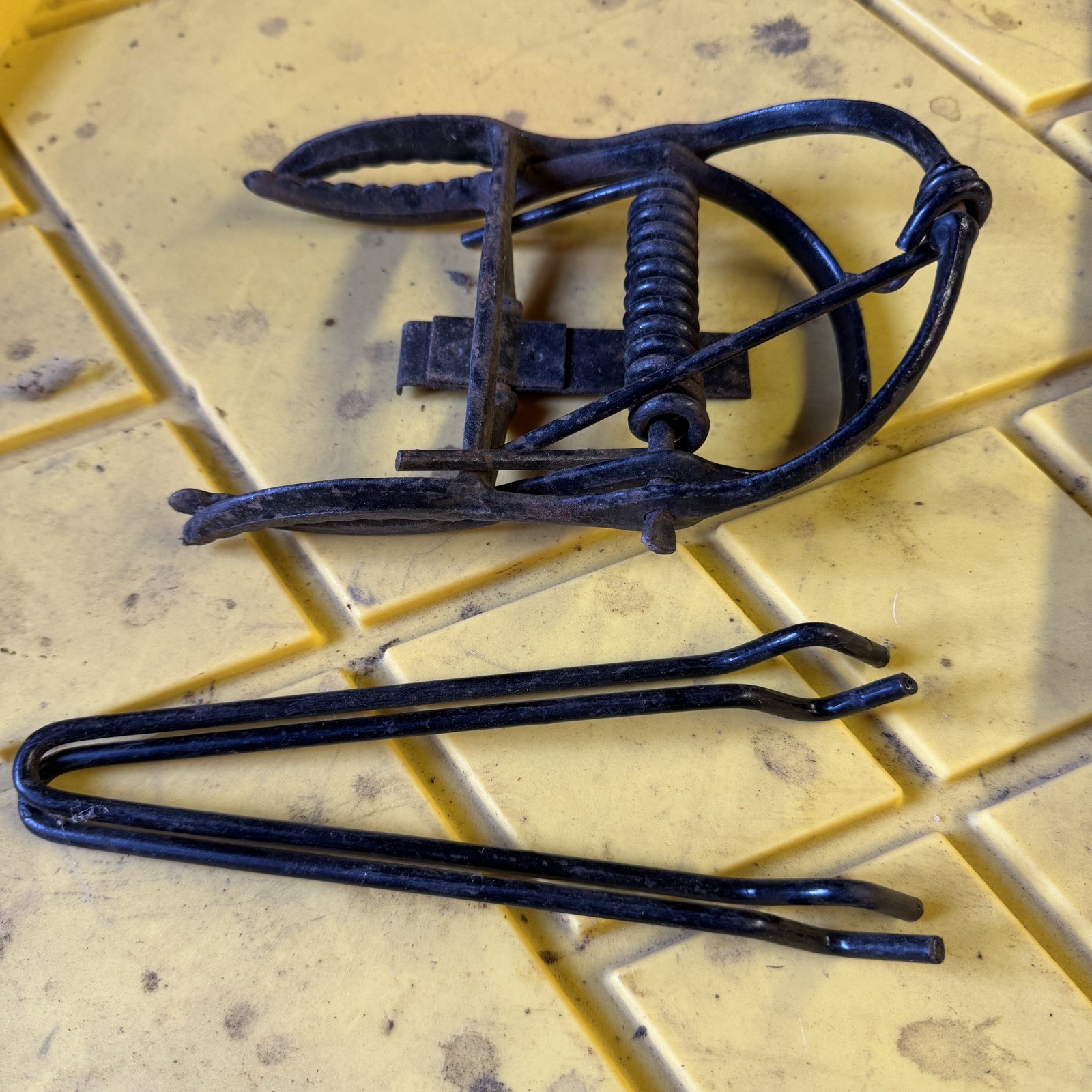 VICTOR Out O' Sight Mole Trap Lawn Garden Effective Rodent Control