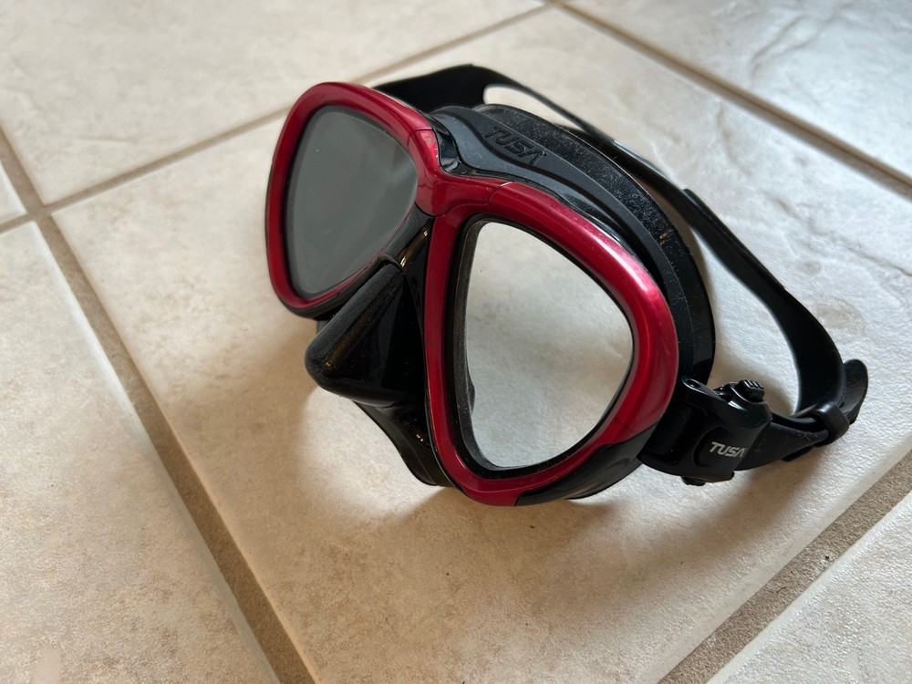 TUSA Mask Intega Black/Metallic Dark Red