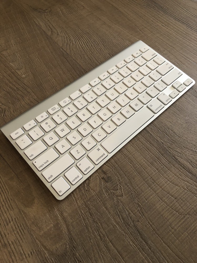 Apple A1314 Bluetooth Wireless Silver Keyboard Perfect Working Order.