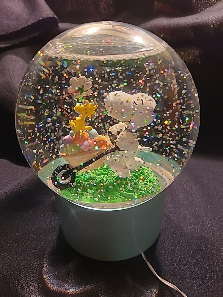 Snoopy Easter LIGHT UP Water Globe Snow Globe Please Read