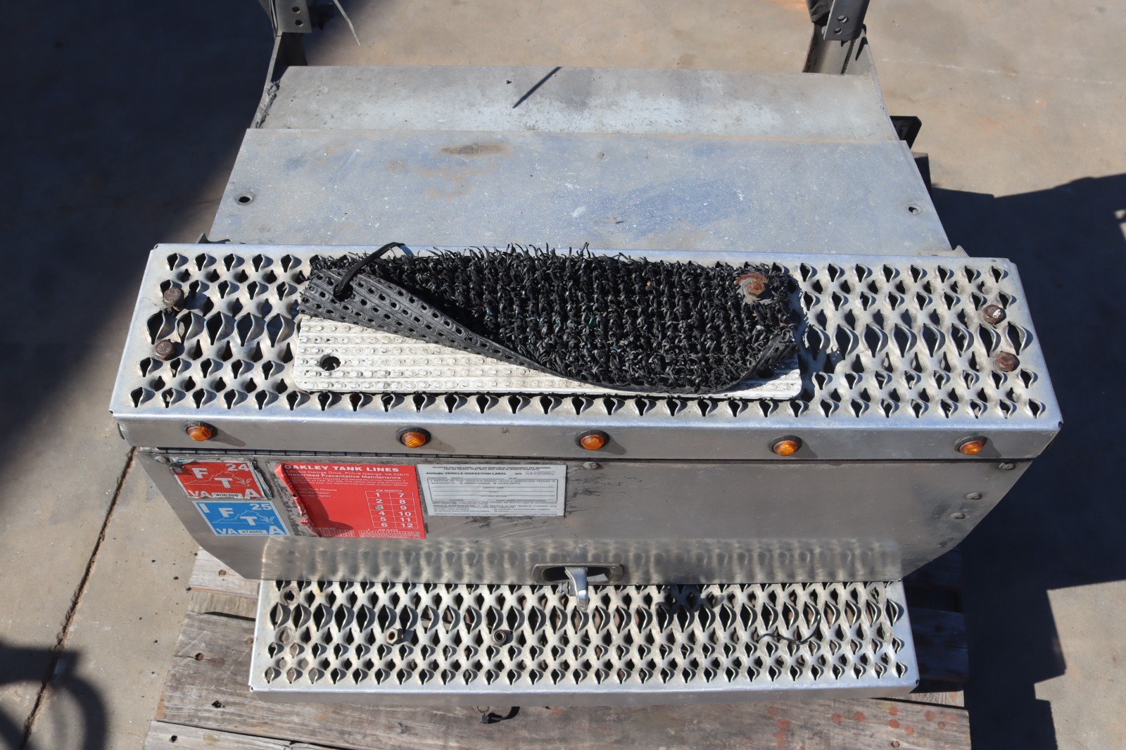 2013-2017 PETERBILT 579 BATTERY TRAY BOX FRAME HOLDER OEM