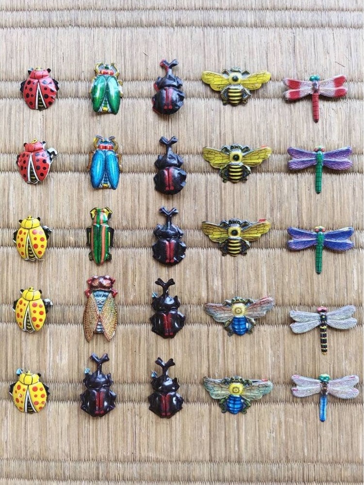 25 insect tin badges