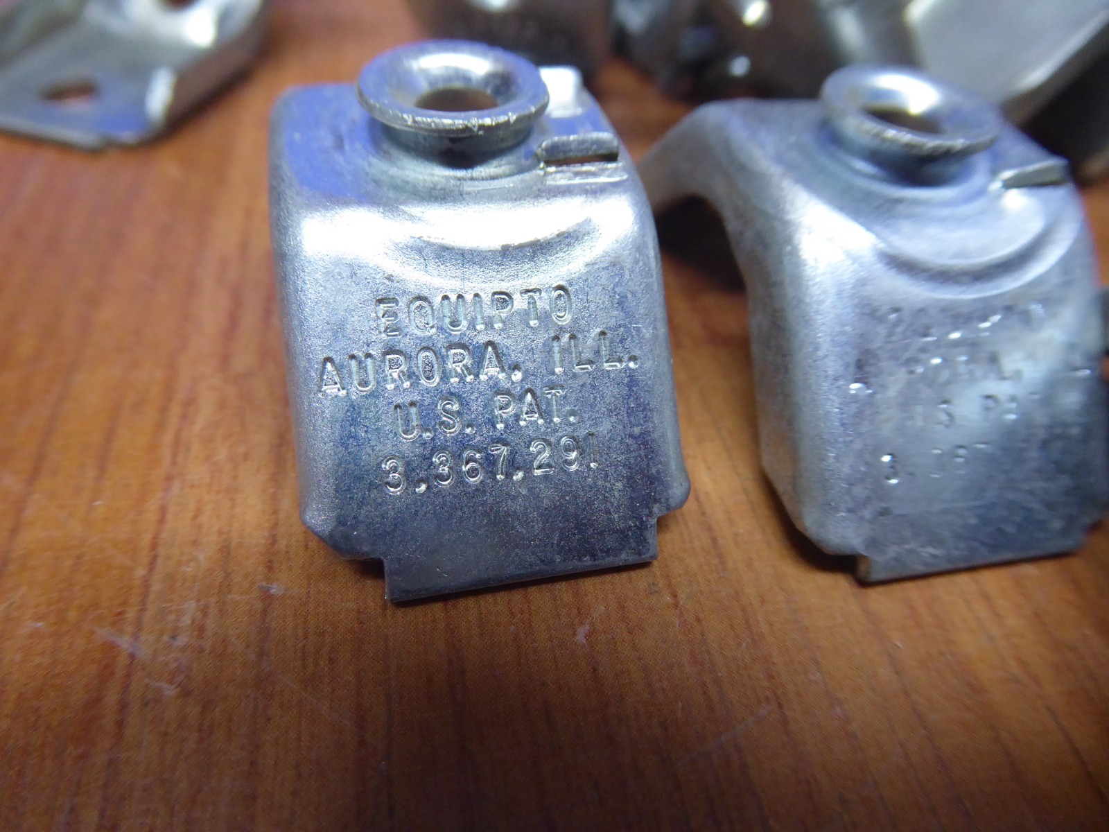 100 OLD STOCK Equipto Shelf V Clips 7680 FREE USPS SHIPPING in USA !!!