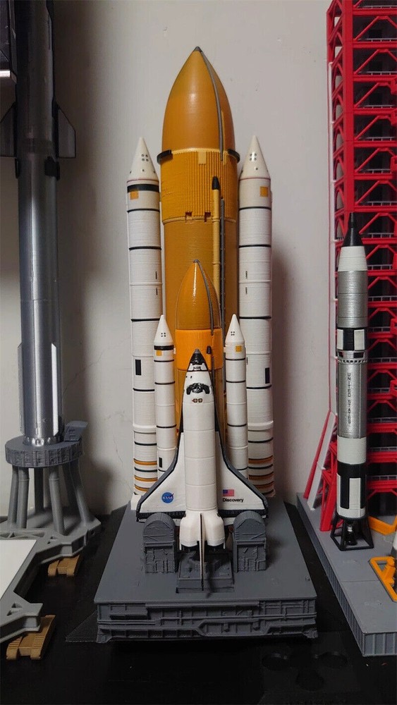 1/400 Space Shuttle Discovery with Launcher Platform Painted Collection Model