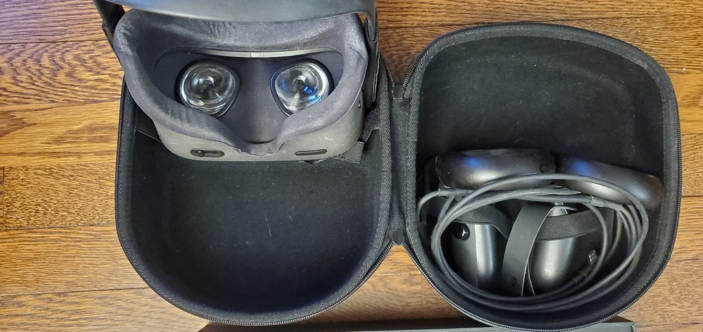 Oculus Quest Black Standalone VR Headset with Controllers