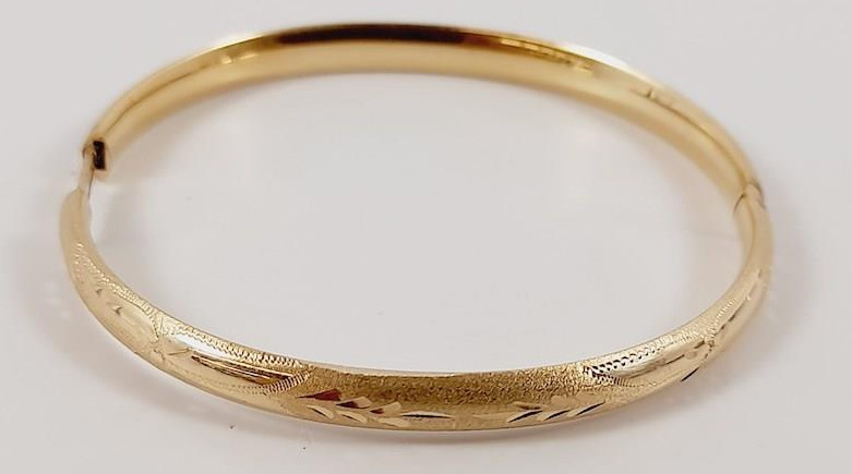 5.5" Vintage R&D 14K Yellow Gold Engraved Hinged Childs Bracelet 4.4g