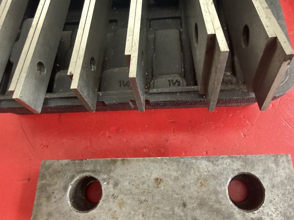 Clausing 8520 Milling Machine 8636 Vise With Enco Parallels