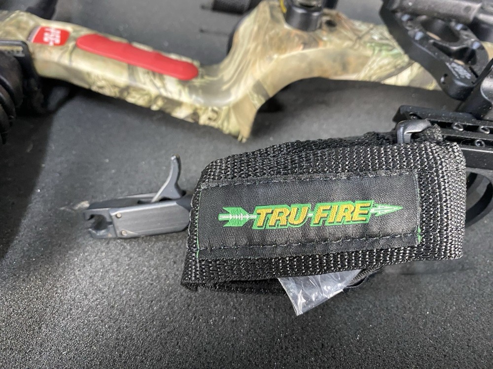 PSE Archery Stinger 3G Right Hand Compound Bow W/ TRUFIRE Trigger & Plano Case