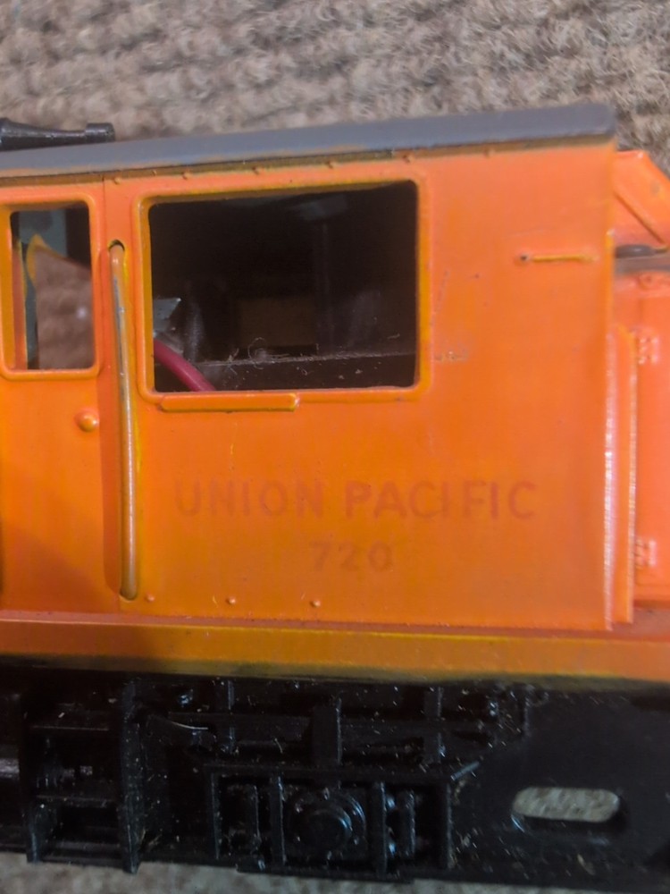 HO Scale Train Engine - Union Pacific 720 Switcher-tested runs