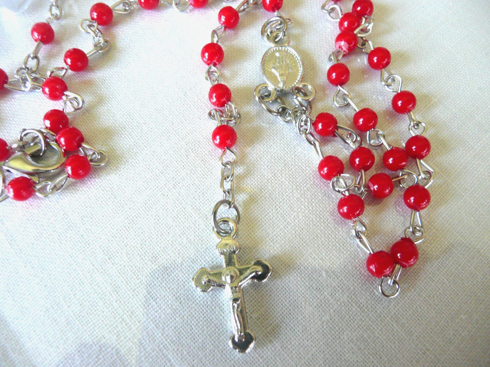 CRUCIFIX RELIGION SPIRITUAL CHRISTIANITY CROSS RED LOVE BEADS ROSARY NECKLACE