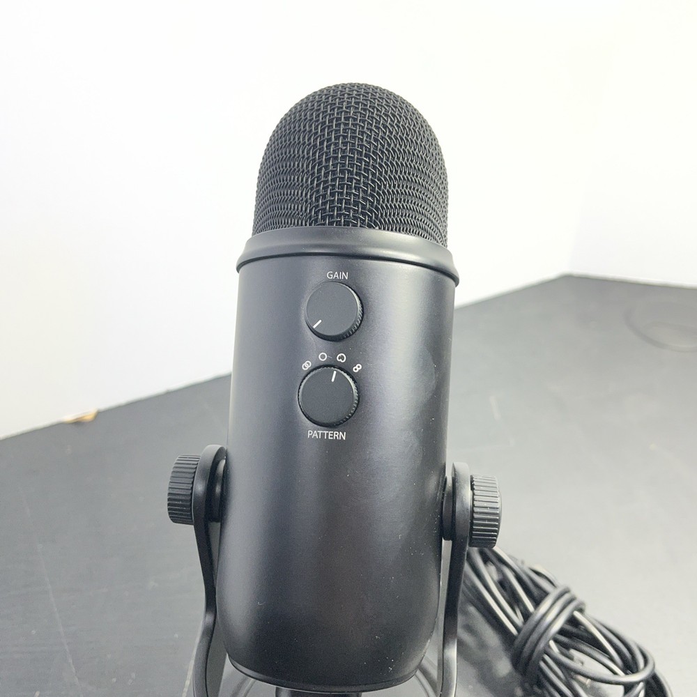 Blue Yeti Professional Multi-Pattern Black USB Condenser Microphone. E #1160