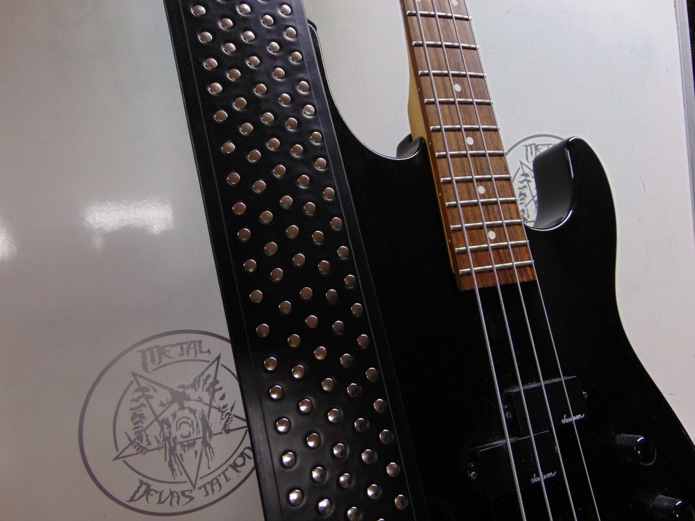 RANDY RHOADS.. LEATHER GUITAR STRAP CHROME RIVET .(MDLS0168)