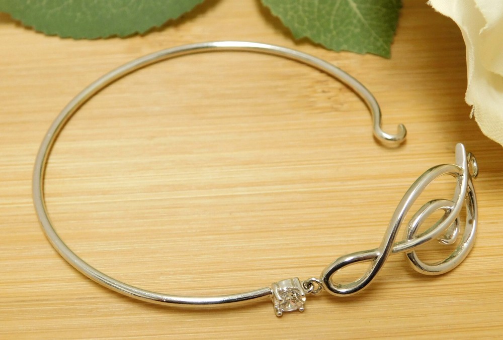 MUSICAL TREBLE CLEF NOTE, CRYSTAL RHINESTONE SILVERTONE BANGLE BRACELET