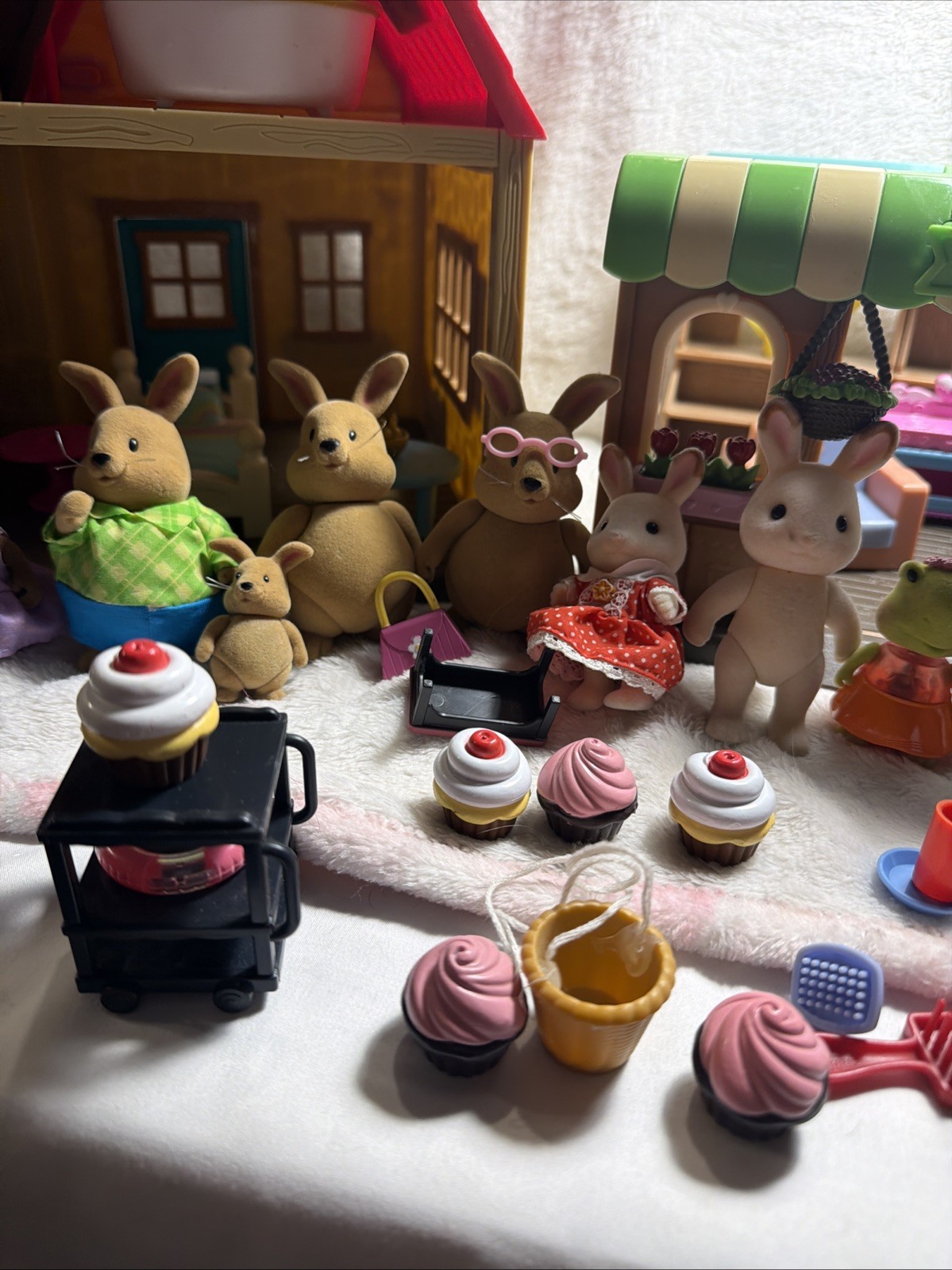 Woodzeez House & Farm Stand W 13 Figures and Lots of Accessories for Family Fun