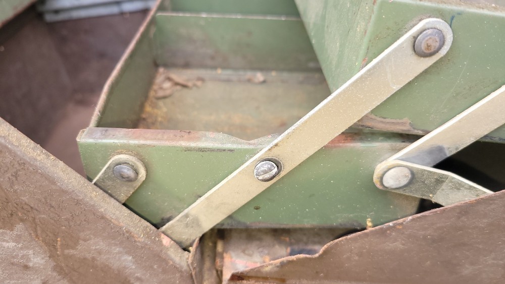 Kennedy Toolbox 1018 Cantilever Toolbox ( needs work ) sold as is