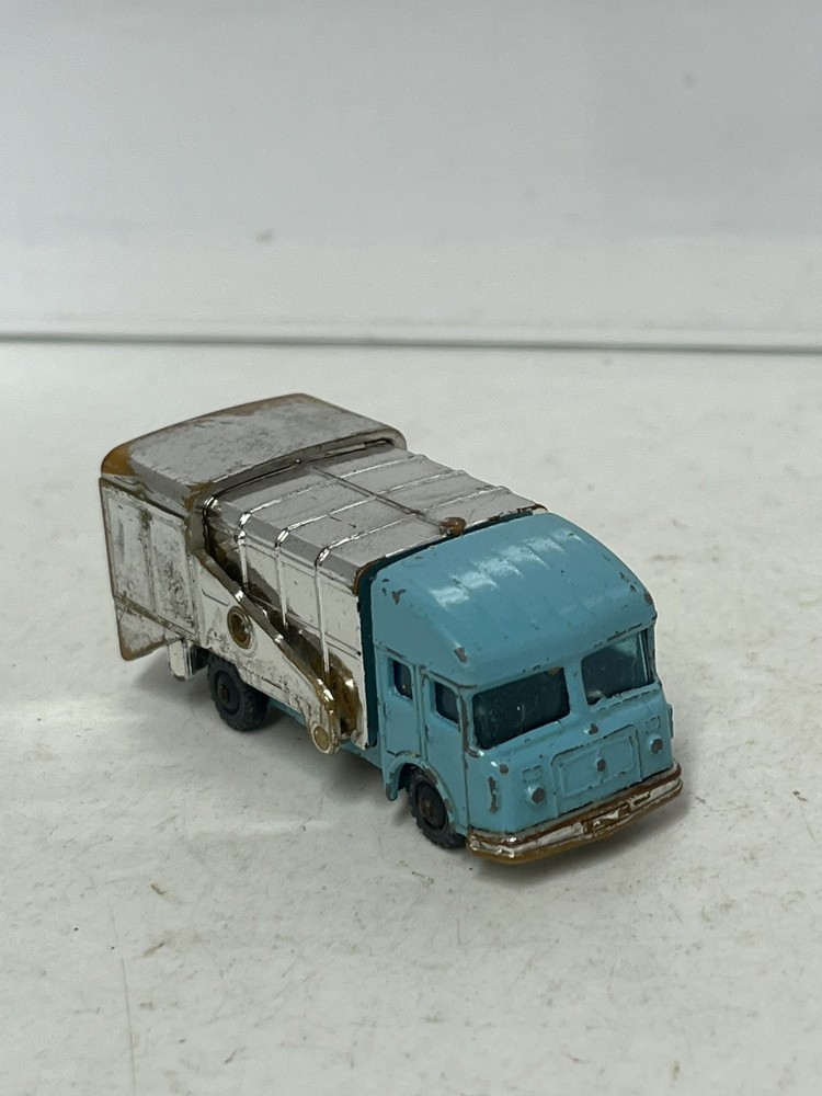 Husky S&D Refuse Van Blue & Chrome Unboxed