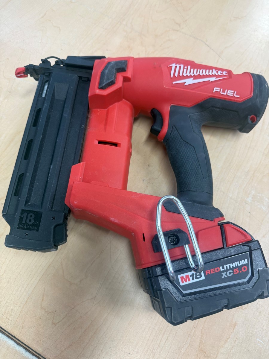 MILWAUKEE 2746-20 18GA BRAD NAILER W/ XC 5.0AH BATTERY BUNDLE (ECP018658)