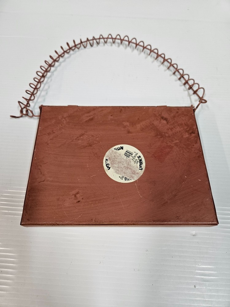 Wall Mount Metal Mail Holder Envelope Shape Mail hanging decor / Storage White!
