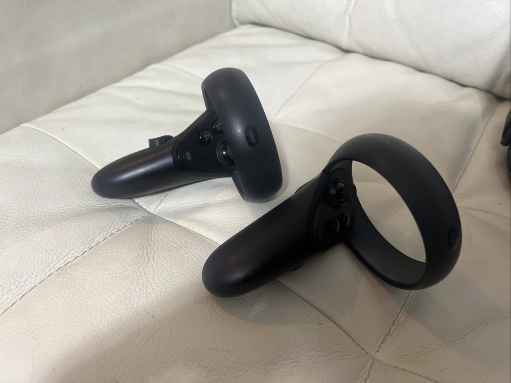 Meta Oculus Quest 1 VR 64GB Headset W/ Controllers & Case Charging Cable Tested