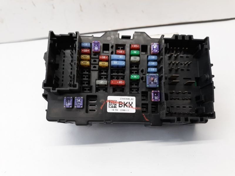 17 SILVERADO RIGHT SIDE CABIN FUSE BOX