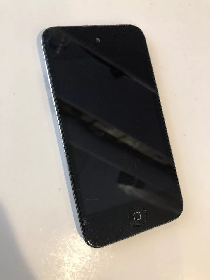 Apple iPod touch 4th Generation Black (32 GB) - Good Condition A+