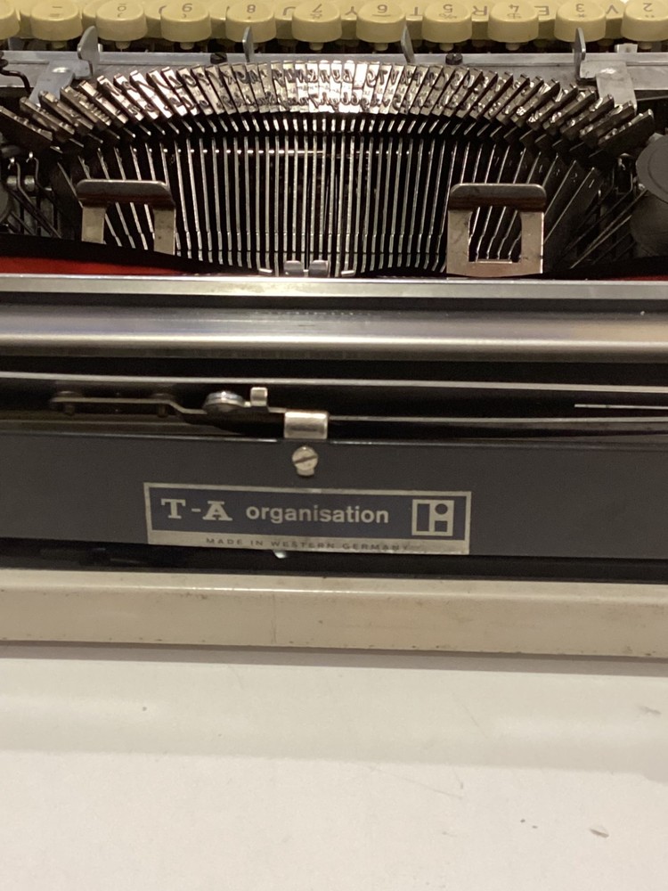 TRIUMPH TIPPA S. TYPEWRITER CURSIVE TYPEFACE. SPANISH LAYOUT. GERMANY 1969.