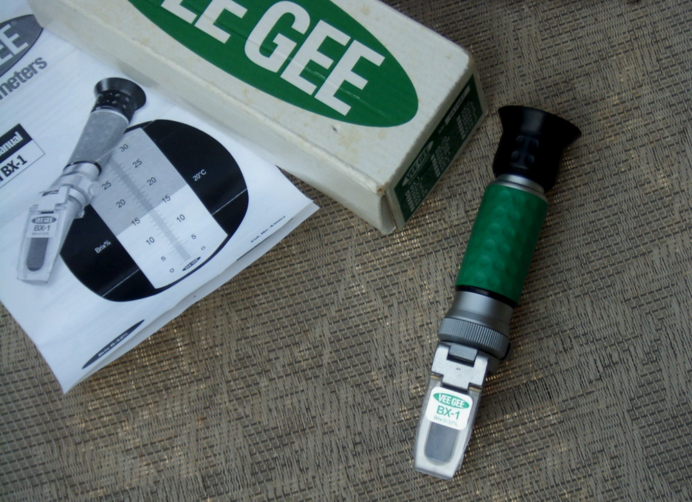 Vee Gee Refractometer BX-1 / case & , manual