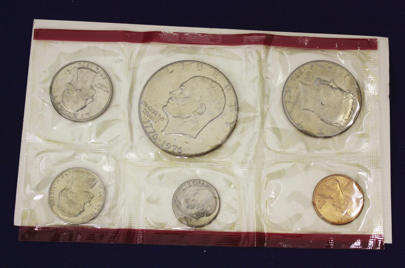 1975 MINT SET ISSUED BY U.S. MINT