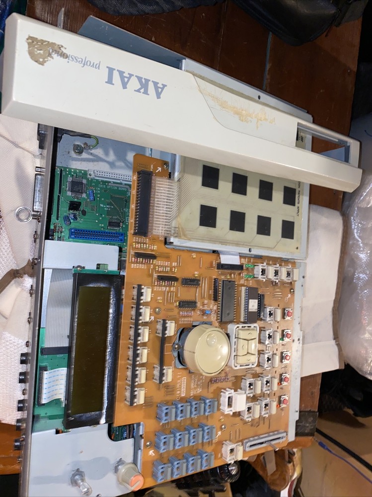 AKAI MPC 2000 Drum Machine Sampler Disk Powers On Linn Midi Beats